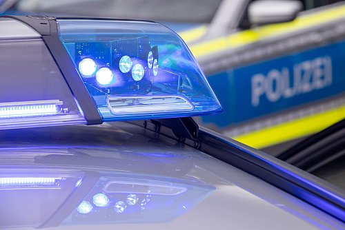 Nach einer mutmaßlichen sexuellen Belästigung im Schwimmbad wird gegen vier Männer ermittelt (Symbolbild). - © Daniel Karmann/dpa