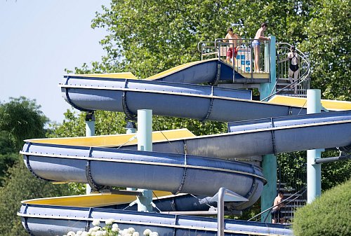 Mehrere Mädchen sollen in dem Freibad im hessischen Gelnhausen sexuell belästigt worden sein. - © Boris Roessler/dpa