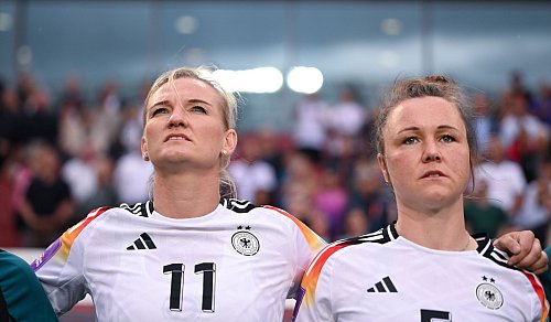 Nach Marina Hegering (r) tritt auch Alexandra Popp aus dem Nationalteam zurück - © Sebastian Christoph Gollnow/dpa