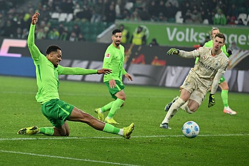 Lukas Nmecha schießt beim 5:1 gegen Borussia Mönchengladbach sein zweites Tor. - © Swen Pförtner/dpa