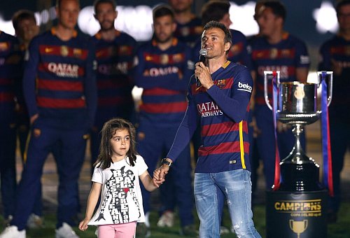 Luis Enrique hält 2016 Xana an der Hand, den Champions-League-Triumph mit Paris Saint-Germain widmete er seiner 2019 gestorbenen Tochter. - © Manu Fernandez/AP/dpa