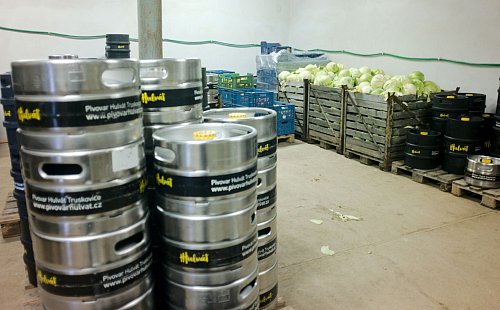 Auf dem Bauernhof der Mitgründer: In der Minibrauerei Hulvat im tschechischen Truskovice lagern die Bierfässer gleich neben dem Gemüse. - © Michael Heitmann/dpa-tmn