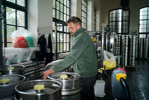 Während den Führungen bekommt man Einblicke in den Brauprozess - wie hier in der Brauerei in Kamenice nad Lipou. - © Michael Heitmann/dpa-tmn