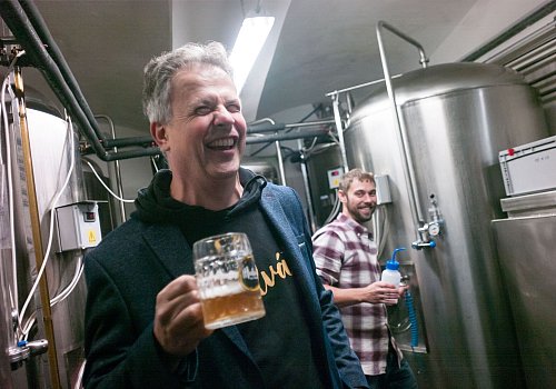 Ein Schlückchen gehört dazu: Marek Bastl von der Minibrauerei Hulvat führt Besucher durch die vergleichsweise kleine Anlage. - © Michael Heitmann/dpa-tmn