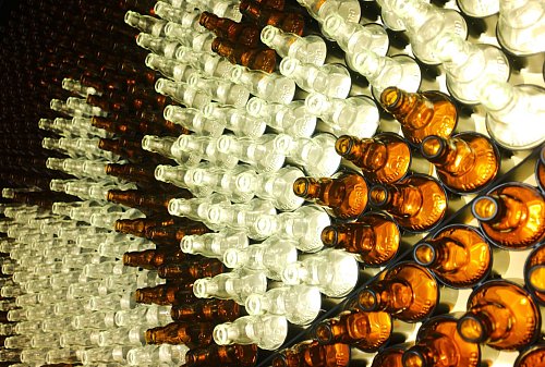 Die Befüllung steht noch aus: Bierflaschen in der Brauerei Bernard im tschechischen Humpolec. - © Michael Heitmann/dpa-tmn