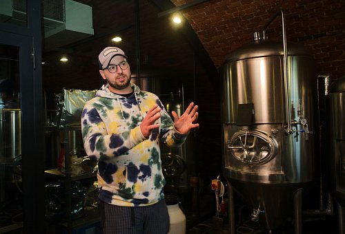 Erklärt Besuchern, wie Bier hergestellt wird: Braumeister Premysl Chmelar in der Brauerei im tschechischen Kamenice nad Lipou. - © Michael Heitmann/dpa-tmn
