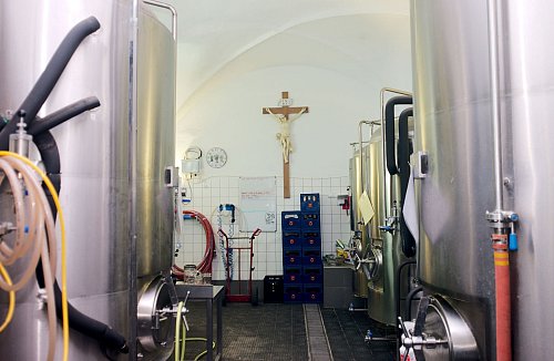 Gären unterm Kreuz: Blick in die Brauerei im Kloster Želiv. - © Michael Heitmann/dpa-tmn
