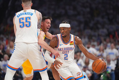 Gilgeous-Alexander und den Oklahoma City Thunder entglitt die Partie nach großer Führung noch. - © Julio Cortez/AP/dpa