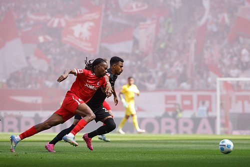 Freiburg und Frankfurt lieferten sich ein packendes Rennen um die Champions League. - © Philipp von Ditfurth/dpa