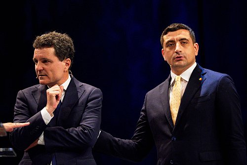 Bei der Präsidenten-Stichwahl in Rumänien treten der Ukraine-Kritiker George Simion (r.) und der Pro-Europäer Nicusor Dan gegeneinander an. - © Andreea Alexandru/AP/dpa