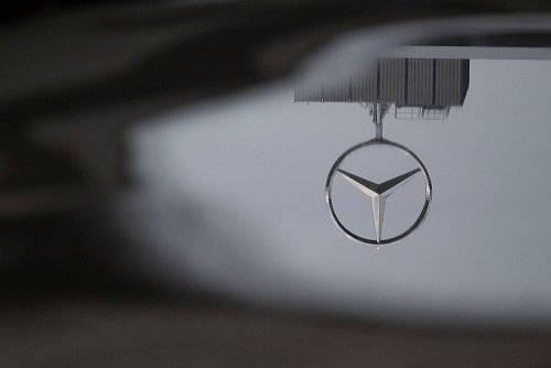 Wie andere Autobauer hat Mercedes im ersten Halbjahr einen heftigen Gewinneinbruch erlitten. (Archivbild) - © Marijan Murat/dpa