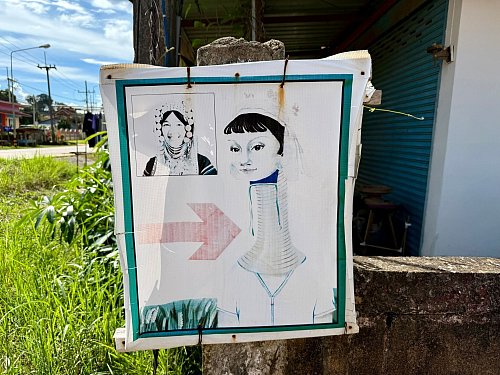Schilder an der Straße weisen Touristen den Weg zu den Dörfern. - © Carola Frentzen/dpa