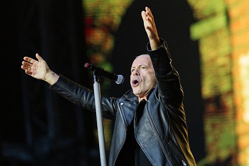 Iron-Maiden-Frontman Bruce Dickinson war auch in Gelsenkirchen stimmgewaltig. - © Rolf Vennenbernd/dpa