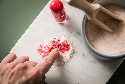 Schritt 1: Salz auf den verschütteten Nagellack streuen, solange er noch nicht getrocknet ist, und mit den Fingern durchmischen. - © Christin Klose/dpa-tmn