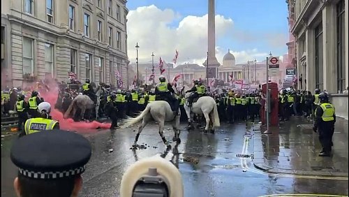 Die Londoner Met Police musste im Laufe des Nachmittags für Verstärkung sorgen. - © Pol Allingham/PA Wire/dpa