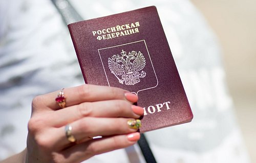 Der Umgang mit Visaanträgen von russischen Staatsbürgern ist innerhalb der EU sehr unterschiedlich. Lettland etwa hat die Vergabe von Visa und Aufenthaltsgenehmigungen an Russen weitgehend ausgesetzt. (Archivbild) - © Kay Nietfeld/dpa