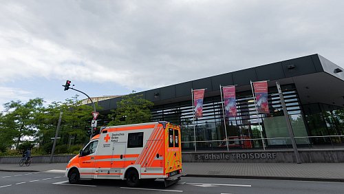 Ein Rettungswagen fährt an der Stadthalle in Troisdorf vorbei. (Symbolbild) - © Rolf Vennenbernd/dpa