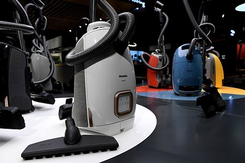 Der Miele-Bodenstaubsauger mit Beutel «Guard L1 Comfort» soll ab Januar 2025 auf den Markt kommen. - © Zacharie Scheurer/dpa-tmn