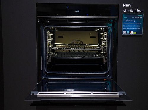 Mittlerweile kann der Backofen «iQ700» für rund 80 verschiedene Anwendungsfälle automatisch das passende Programm wählen - und es sollen noch mehr werden. - © Zacharie Scheurer/dpa-tmn