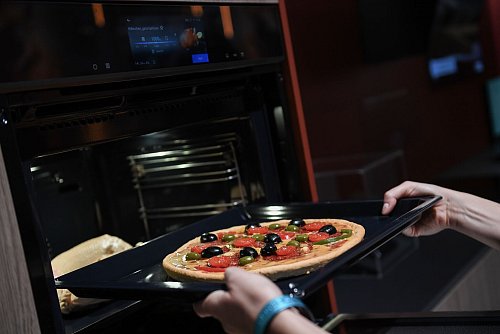 Mit KI und Backofenkamera: Der «iQ700»-Backofen von Siemens Hausgeräte soll etwa erkennen, ob Pizza, Lasagne oder doch ein Hähnchen in der Röhre wartet. - © Zacharie Scheurer/dpa-tmn