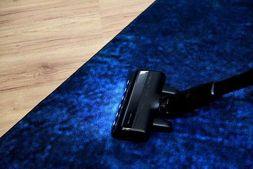 Der Akku-Staubsauger «Unlimited 10» von Bosch erkennt im Automatikmodus den jeweiligen Boden und soll per Sensor «selbst mikroskopisch kleine Partikel bis zu einer Größe von 0,3 Mikrometern» erkennen. - © Zacharie Scheurer/dpa-tmn