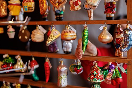 Kuchenstück, Chili, Nussknacker - die Auswahl an Weihnachtsbaumschmuck ist riesig. - © Daniel Karmann/dpa/dpa-tmn