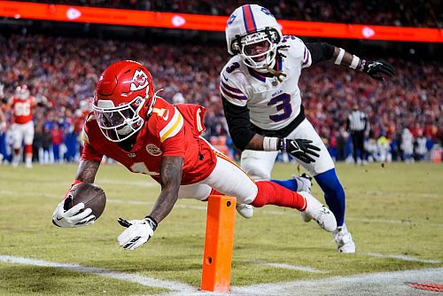 Xavier Worthy hatte einen spektakulären Touchdown für die Chiefs - © Ashley Landis/AP/dpa