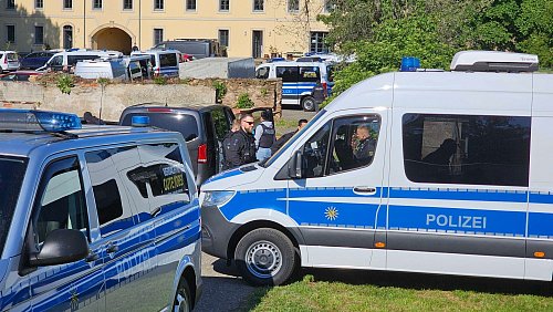 In mehreren Bundesländern fanden Durchsuchungen und Festnahmen statt. - © Tobias Junghannß/dpa