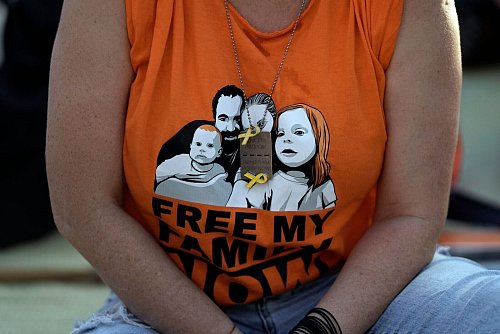 T-Shirt mit Bibas-Familie. (Archivbild) - © Mahmoud Illean/AP/dpa