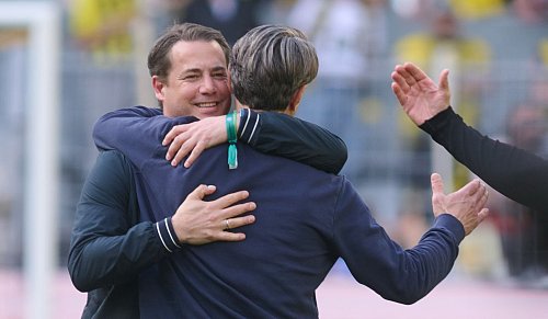 Dortmunds Geschäftsführer Sport Lars Ricken (l) gratuliert Trainer Niko Kovac zum Erreichen der Champions League. - © Bernd Thissen/dpa