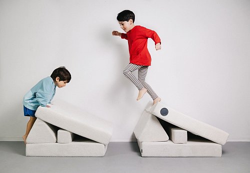 Laden zum Spielen ein: Sofas aus stapelbaren Matratzenkomponenten. Hier ein Beispiel von Wonderwuzz. - © Wonderwuzz/dpa-tmn