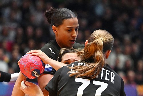 Die deutschen Handballerinnen ließen gegen Uruguay in der Abwehr wenig zu. - © Marijan Murat/dpa