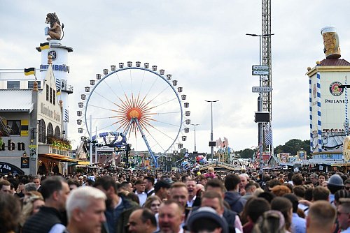 Voll ist es auf der Wiesn oft - zum Tischwechsel ging nun kurzzeitig nichts mehr. - © Felix Hörhager/dpa