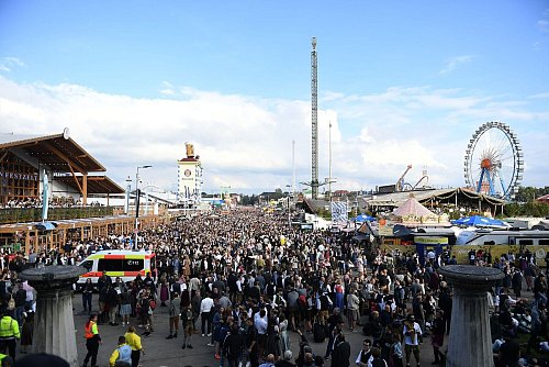 Verletzte gab es aber nach ersten Erkenntnissen nicht, nur einige wenige Panikattacken wurden registriert. - © Felix Hörhager/dpa
