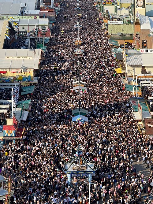 Für Menschen mit Platzangst kein Wohlfühlort: Das Münchner Oktoberfest. - © Peter Kneffel/dpa