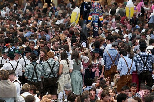 Der guten Stimmung in den Zelten tat die vorübergehende Schließung keinen Abbruch. - © Felix Hörhager/dpa