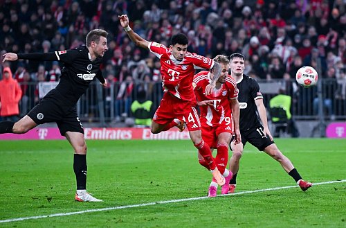 Luis Díaz (2.v.l.) trifft zum 2:1. - © Sven Hoppe/dpa