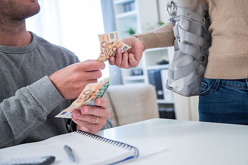 Geht es nur um den Wocheneinkauf oder um das Geld für ein neues Auto? Der Betrag macht oft einen Unterschied, wenn es darum geht, ob man Freunden etwas leihen möchte. - © Christin Klose/dpa-tmn