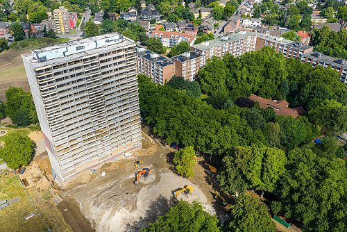 Das Gebäude ist entkernt, jetzt erledigen die Sprengmeister den Rest. - © Christoph Reichwein/dpa