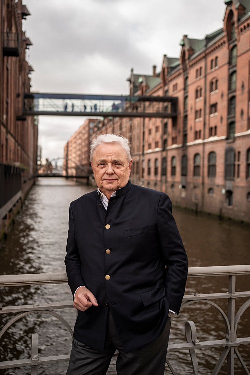 Klaus-Peter Schulenberg ist Chef des Ticketanbieters CTS Eventim - © Daniel Pilar/Eventim/dpa