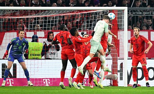 Offensiv fand Werder kaum statt, hier mal ein Kopfballversuch von Jens Stage. - © Sven Hoppe/dpa