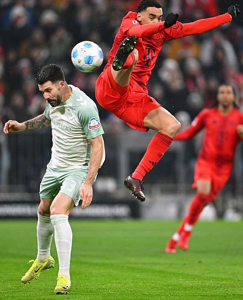 Rasanter Kampf um den Ball zwischen Jamal Musiala (r) und Bremens Anthony Jung. - © Sven Hoppe/dpa