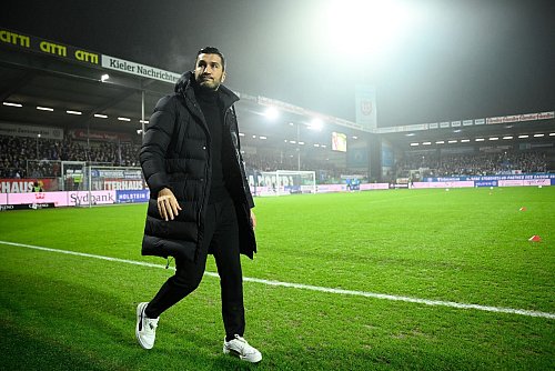 Für BVB-Trainer Sahin dürften die kommenden Tage unruhig werden. - © Gregor Fischer/dpa