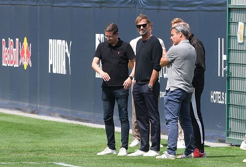 Der oberste Red-Bull-Fußballaufseher Jürgen Klopp schaut genau hin. - © Sebastian Willnow/dpa