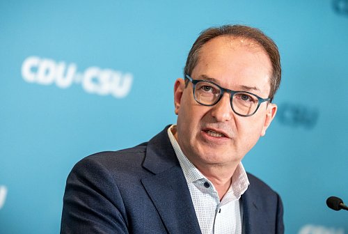 Auf den designierten Bundesinnenminister, Alexander Dobrindt (CSU), wartet keine leichte Aufgabe. Denn die Zurückweisung von Asylbewerbern an den Landgrenzen ist umstritten. (Archivfoto) - © Michael Kappeler/dpa