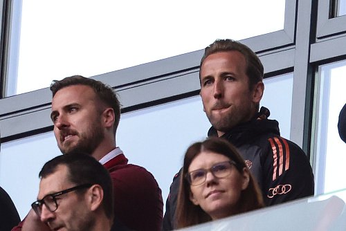 Harry Kane (r) auf der Tribüne des Leipziger Stadions neben seinem Bruder Charlie. - © Jan Woitas/dpa