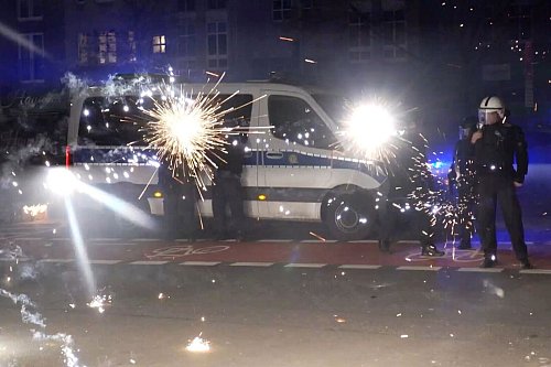 Angriffe zu Silvester auf Beamte sorgen für Schlagzeilen - doch viele werden auch Opfer von Online-Beleidigungen. - © Julius-Christian Schreiner/TNN/dpa