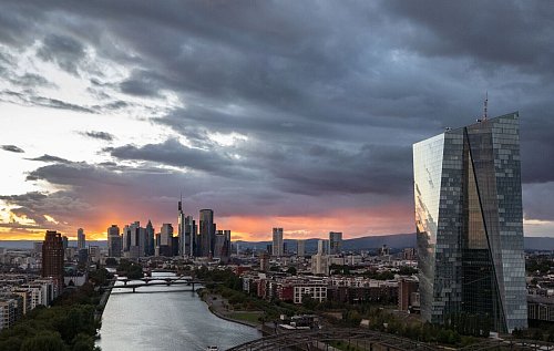 Die EZB will das Design der Geldscheine im Euroraum überarbeiten (Archivbild) - © Boris Roessler/dpa