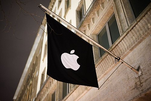 Der Tech-Gigant Apple ist von dem Urteil enttäuscht. - © Julian Stratenschulte/dpa