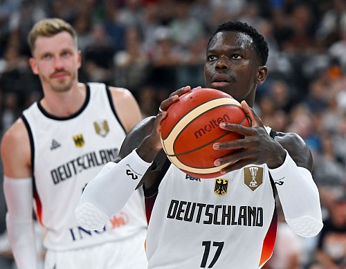 Hat mit seinem Team noch einiges an Arbeit: Dennis Schröder. - © Sven Hoppe/dpa